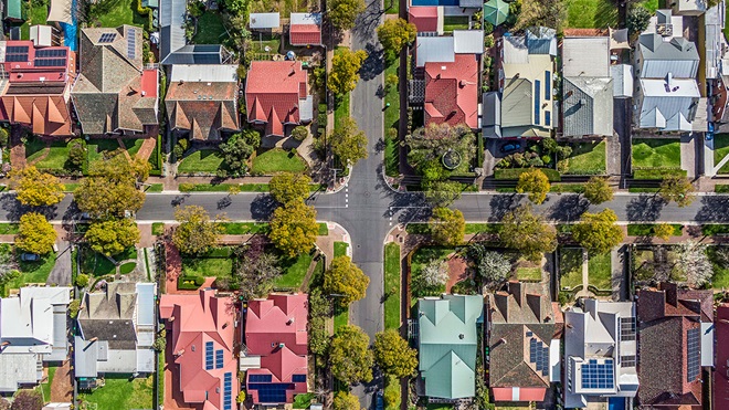 ,南澳大利亚州阿德莱德鸟瞰图的郊区街道上